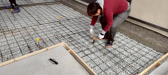 加古川市　カーポート床ワイヤーメッシュの調整作業